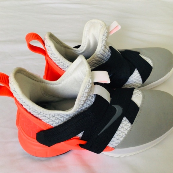 Youth Lebron Soldier XII SFG (GS) Size 5Y - Picture 3 of 6